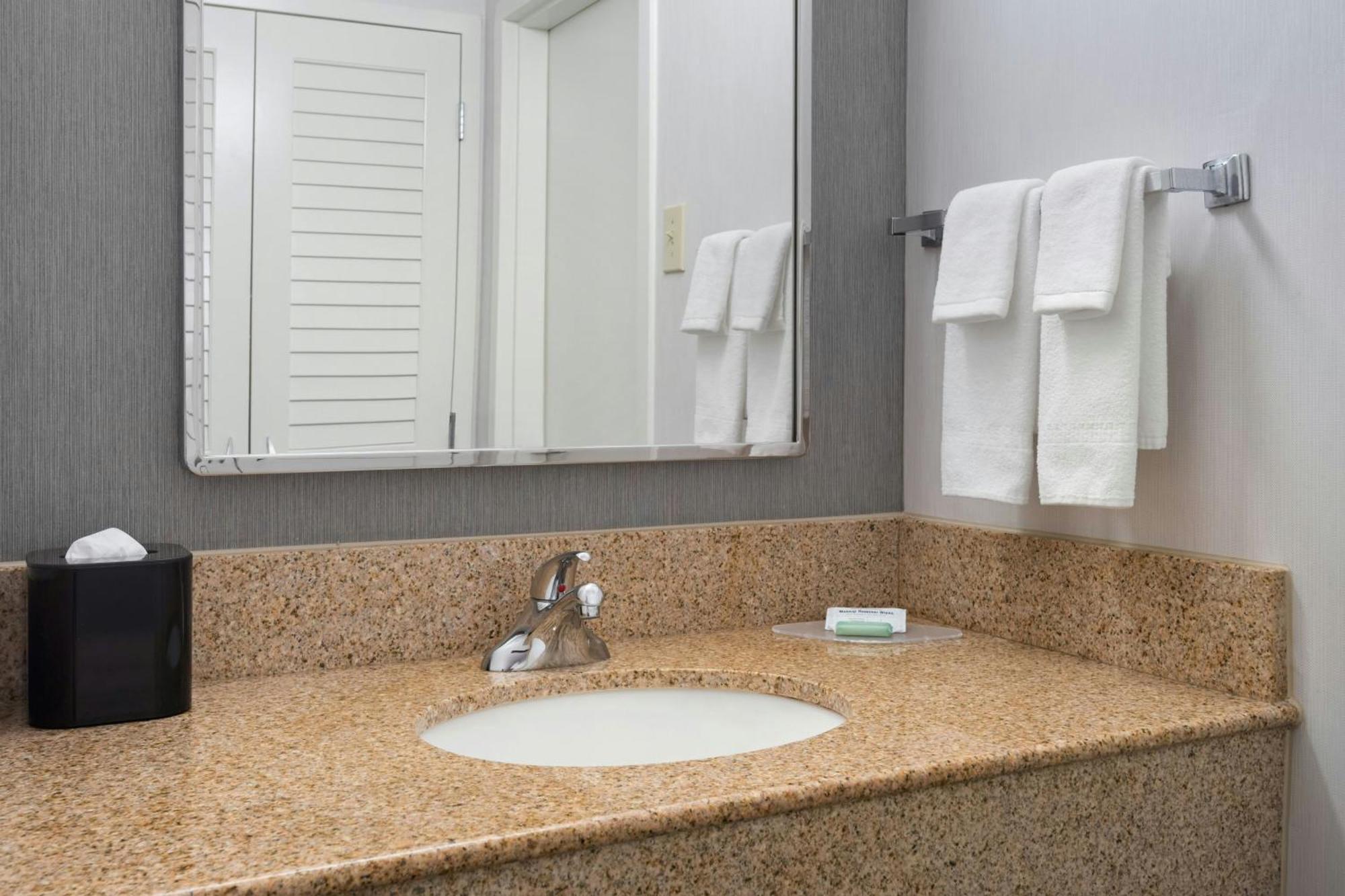 Courtyard By Marriott New Carrollton Landover Exterior photo